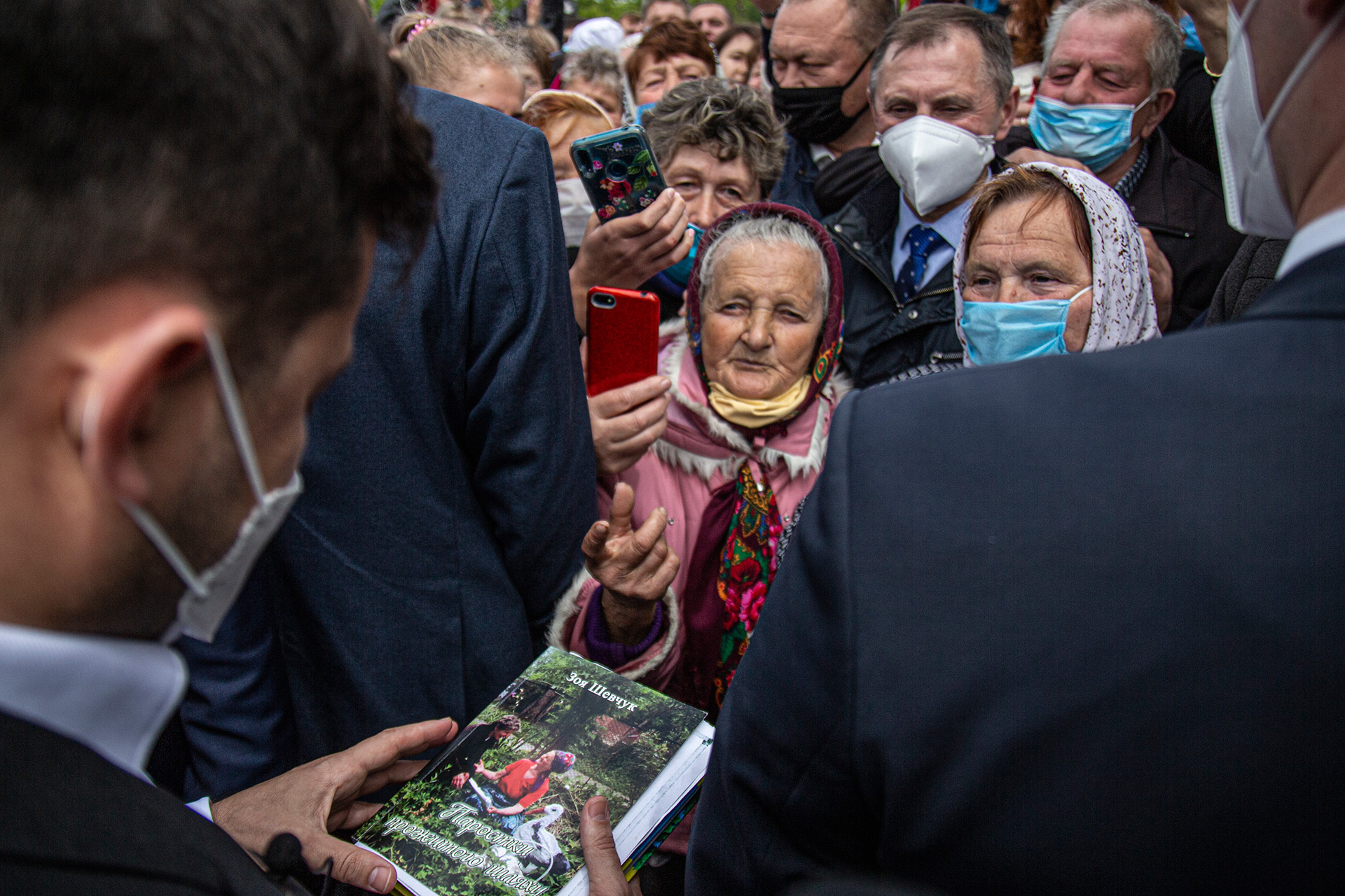 В массе своей люди встречали президента позитивно. Их голос был громче критиков