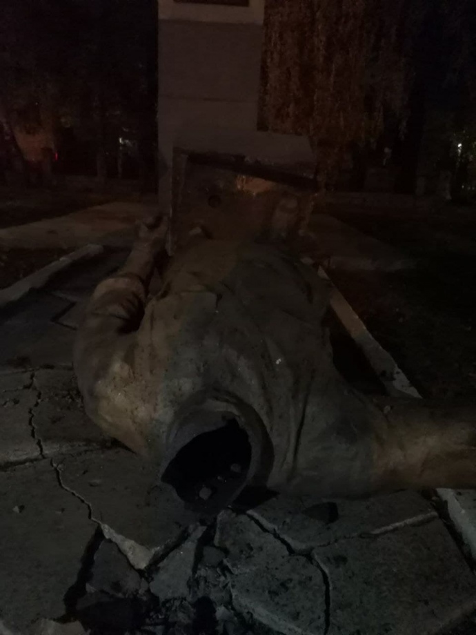 Пам’ятник Чапаєвської дивізії після повалення, 26 жовтня