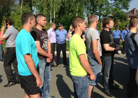 Тітушки у цивільному. Фото з Facebook Володимира Арєва