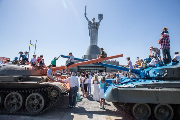 хтось добре пожартував. Вони все ще воюють - помаранчеві і сині хтось добре пожартував. Вони все ще воюють - помаранчеві і сині