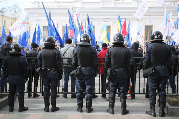 Бійці Беркуту на мітингу біля парламенту