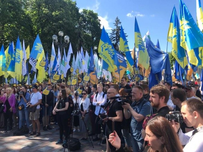 Под Радой требуют нового избирательного кодекса