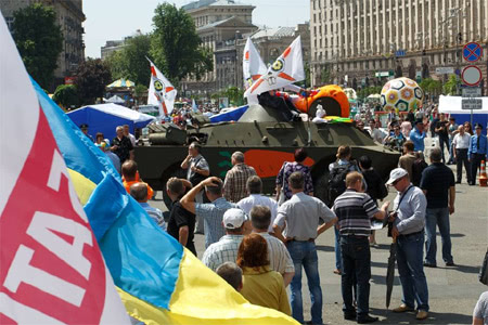 БТР в центрі Києва. Фото Дмитра Ларіна БТР в центрі Києва. Фото Дмитра Ларіна