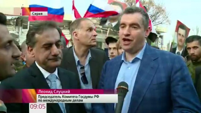 Алан Дестекс (на фото в центре, в профиль)