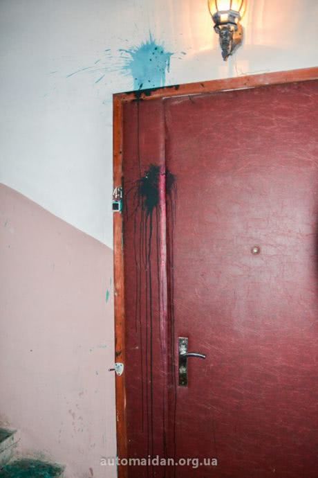 Зеленкой облили двери квартиры матери Пояркова 