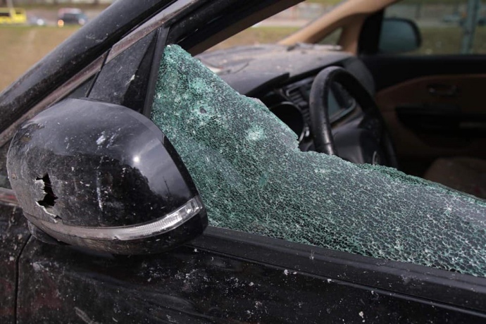 Знищена автівка поблизу СТО, куди влучила російська ракета