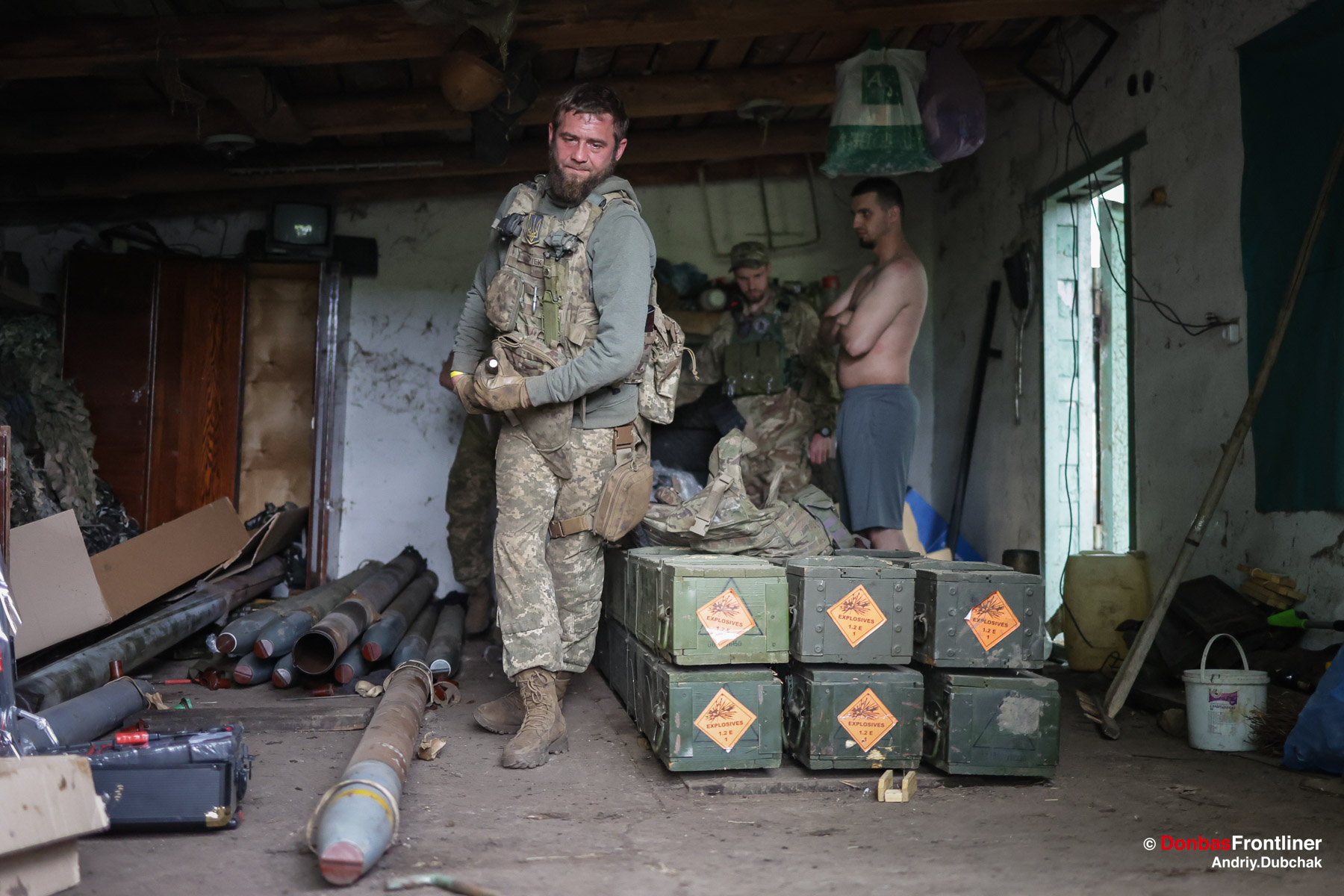 Солдати готуються зарядити стандартні ракети 