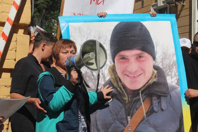 Мама полоненого “кіборга” Олександра Морозова з Сумщини вже півтора роки чекає сина з полону. Жінка, яка нещодавно перенесла операцію, зрештою оголосила голодування