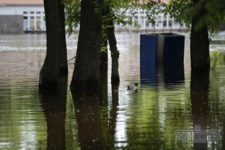 В Гидропарке затопило кабинки и мусорные баки В Гидропарке затопило кабинки и мусорные баки