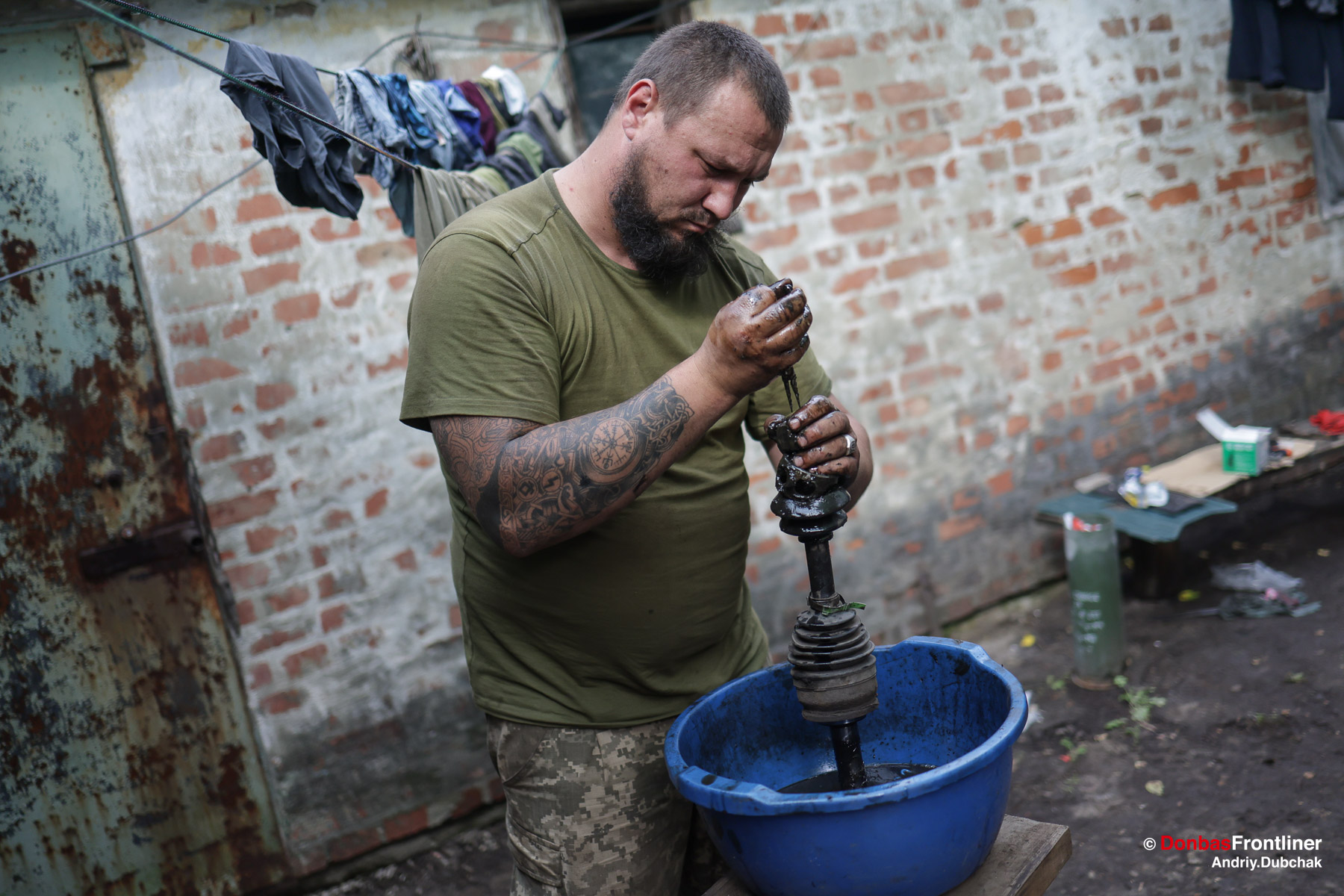 У паузі між виїздами «Грек» ремонтує ходову одного з позашляховиків підрозділу.