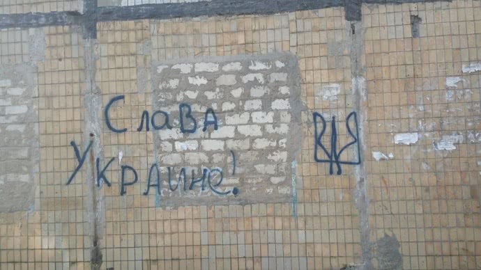 Дехто, покидаючи місто, повністю замуровував оселі. Це додатковий захист як від мародерів, так і від снарядів. Фото 