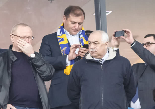 З Харкова на гру приїхав і губернатор Михайло Добкін, який коментував гру у Твіттері