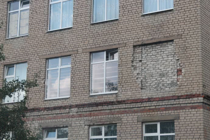 Ремонт школи після обстрілів влітку 2015 року зробили абияк — одне з вікон просто замурували