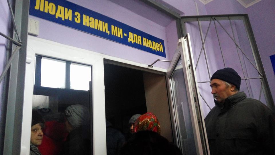 Тільки-но уряд призупинив нарахування пенсій в ОРДЛО, пенсіонери кинулися оформляти статус переселенця