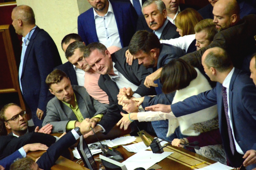 Легка потасовка у президії, що призвела до виходу з ладу декількох мікрофонів