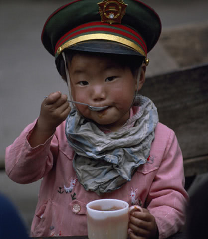 Джоді Кобб, яка живе у Вашингтоні, написала для National Geographic понад 30 репортажів. Це фото хлопчика у військовому кашкеті з чашкою вона зробила в Кита Джоді Кобб, яка живе у Вашингтоні, написала для National Geographic понад 30 репортажів. Це фото хлопчика у військовому кашкеті з чашкою вона зробила в Кита