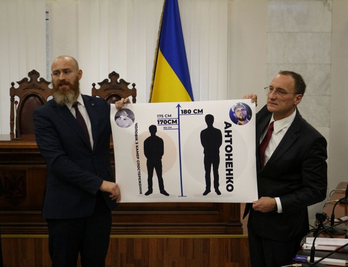 Защита демонстрирует разницу в росте, которая, по их словам, есть между убийцей и Антоненко