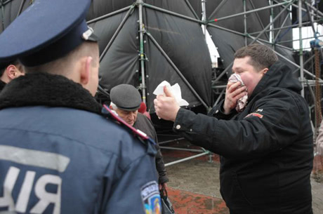 Активіст після нападу провокаторів у Черкасах. Фото видання Прочерк Активіст після нападу провокаторів у Черкасах. Фото видання Прочерк