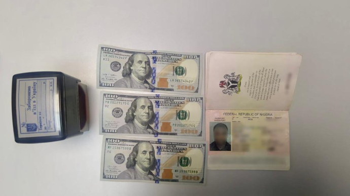 Пасспорт иностранца и предлагаемая им взятка