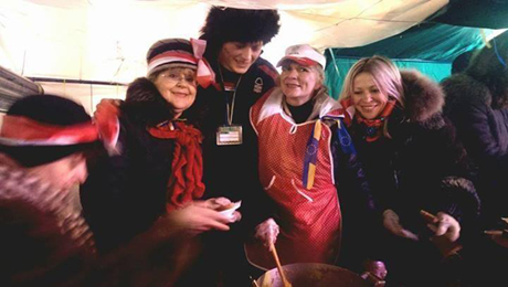 Депутат Польского Сейма готовит пищу в лагере Демальянса для жителей Майдана. Фото Демократического Альянса