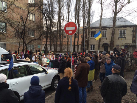 Колядники співають під СІЗО. Фото Дмитра Булатова