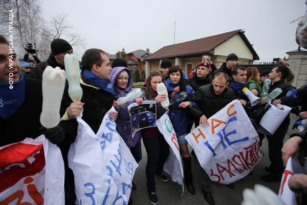 ... яка почала відтісняти активістів