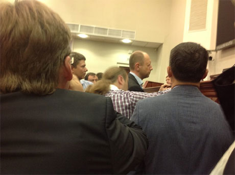 Яценюку сломали очки. Фото с Facebook Ирины Геращенко Яценюку сломали очки. Фото с Facebook Ирины Геращенко