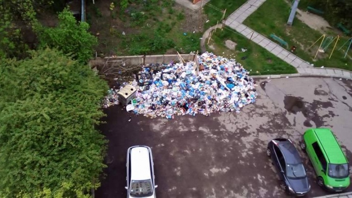 Вулиця Стеценка станом на початок травня-2017. Тут сміття не вивозили більше двох місяців