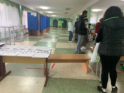 7:15 ранку, початок. Голова забарикадувала вхід для спостерігачів до 8:00 ранку