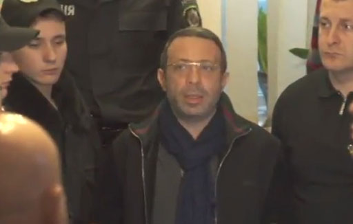 Корбан попросив всіх зберігати спокій і пішов