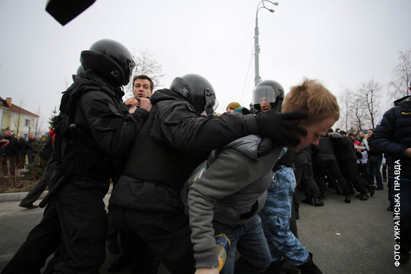 Правоохранители очень нежно обращаются с мирными активистами