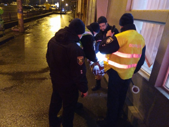 Полиция проверяет людей, собравшихся у почтового отделения в Харькове, захваченного неизвестным. Полиция подозревает, что у него могут быть сообщники.