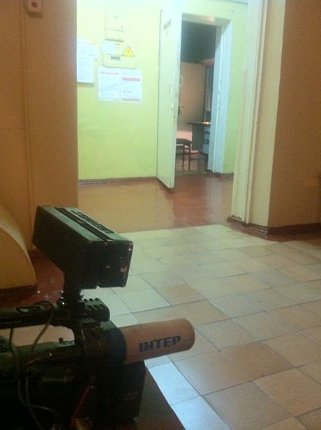 Оператор Інтера постраждав у сутичці біля облуправління міліції в Одесі Оператор Інтера постраждав у сутичці біля облуправління міліції в Одесі