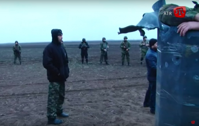 Чоловік на місці підриву ЛЕП у кофті, яку показала поліція, скріншот ATR