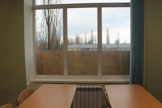 Діти в школі №1 вчаться за захисними дерев'яними щитами