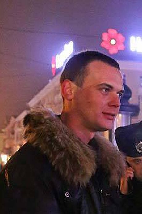 Цього чоловіка активісти вважають координатором молодиків спортивної тілобудови, які прийшли на акцію Цього чоловіка активісти вважають координатором молодиків спортивної тілобудови, які прийшли на акцію