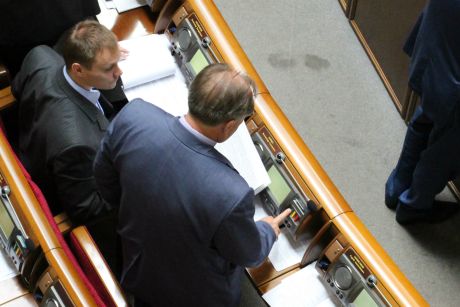 Регіонал Матвієнков голосує за екс-колегу з ММК імені Ілліча Бойка. Фото Ганни Грабарської Регіонал Матвієнков голосує за екс-колегу з ММК імені Ілліча Бойка. Фото Ганни Грабарської