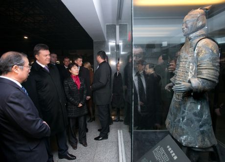 Янукович посмотрел на терракотовое войско Янукович посмотрел на терракотовое войско