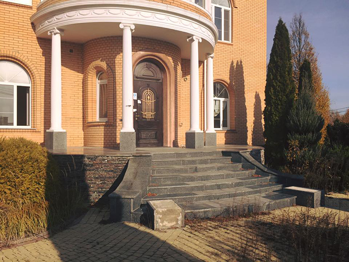 З дачі Пшонки зникли леви