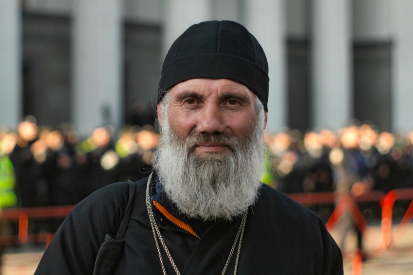 Владыка Иван (Белей) стоит тут,