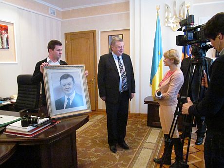 Вишитий президент