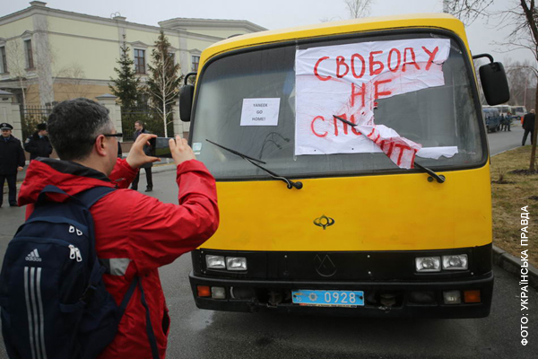 Активисты немного украсили милицейский автобус