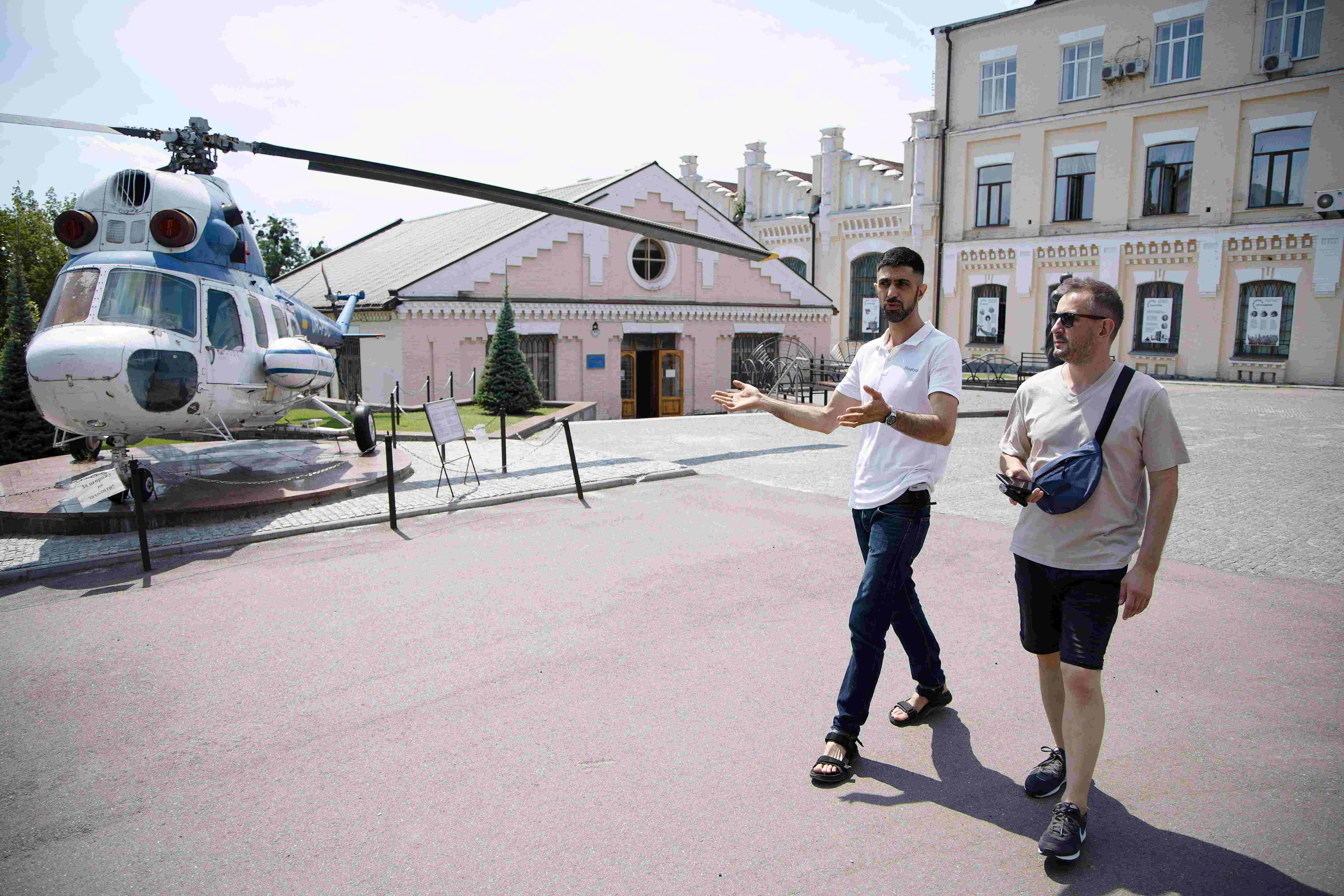 Масуд: У світі починаються війни за воду. В Ірані посухи знищують легендарні шафранові поля. А в Україні води хоч залийся, тільки кран відкрий. Тут земля, пшениця, кукурудза. Божий дар, який потрібно цінувати та використовувати на благо