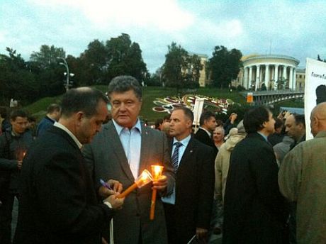 Порошенко прийшов на акцію памяті Гонгадзе Порошенко прийшов на акцію памяті Гонгадзе