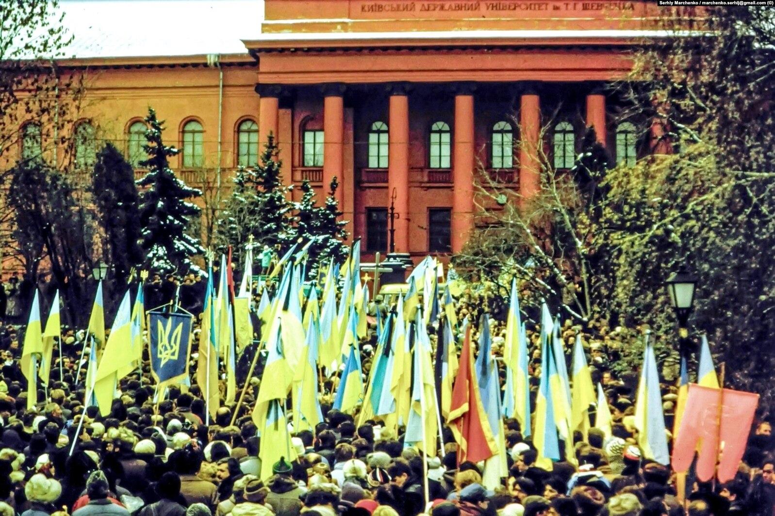 Перед перепохованням дисидентів на Байковому цвинтарі траурна колона розрослася біля університету Шевченка