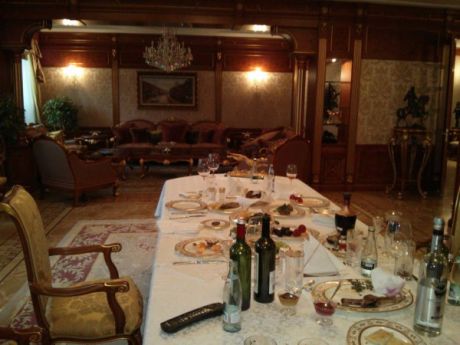 Схоже, Янукович навіть не встиг доїсти перед втечею Схоже, Янукович навіть не встиг доїсти перед втечею