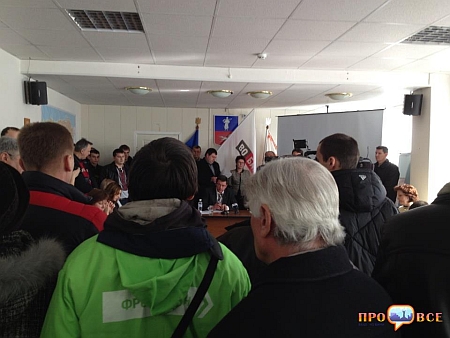 Митингующие ворвались в горсовет Черкасс Митингующие ворвались в горсовет Черкасс