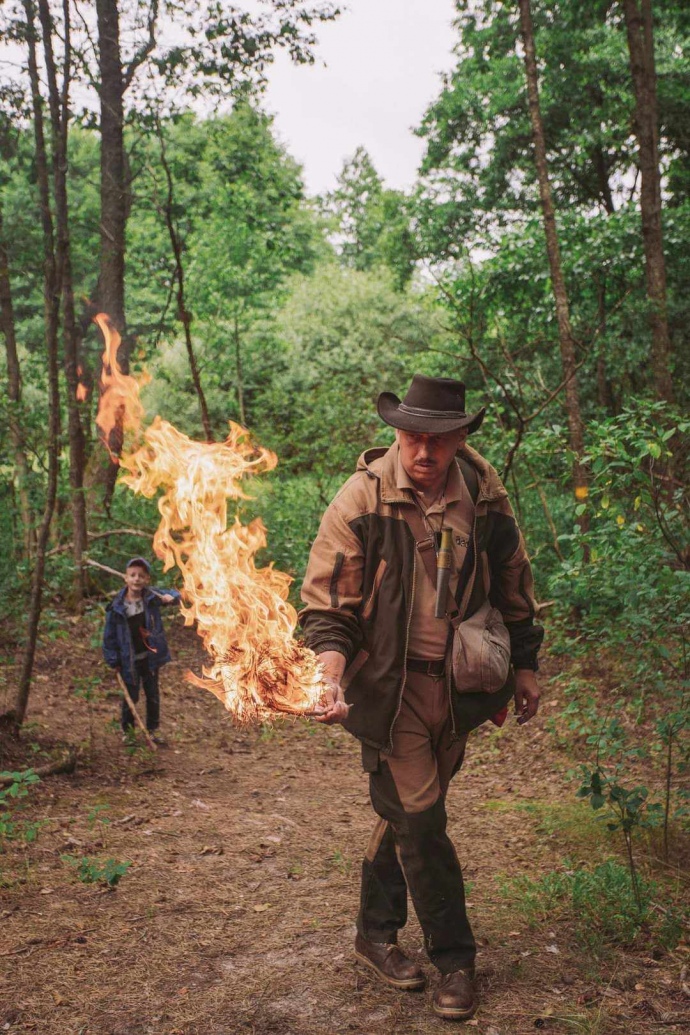 Андрій Сагайдак демонструє, як добре навіть за вологої погоди горить суха соснова гілка з мертвою хвоєю.