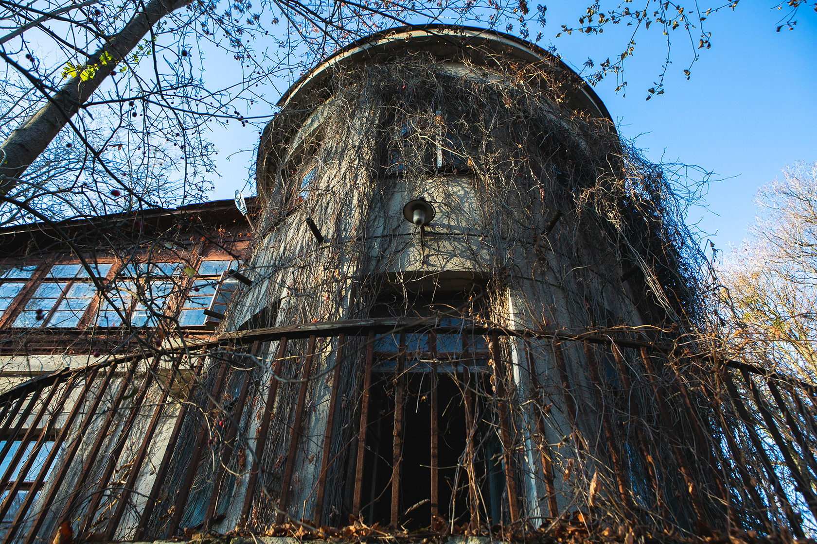 Множество научно-исследовательских институтов, которые появлялись на базе УФТИ, стали самостоятельными научными учреждениями. Среди них — Физико-технический институт низких температур, Институт радиофизики и электроники и т.д.