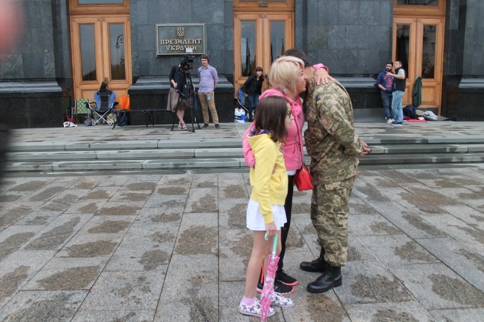 Нардеп Олена Шкрум прийшла підтримати голодувальників з дочкою